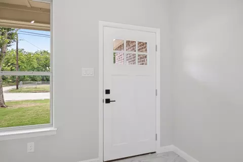 Entry Way - 302 Evans St, Cleburne, TX 76031 photo 1 of 2