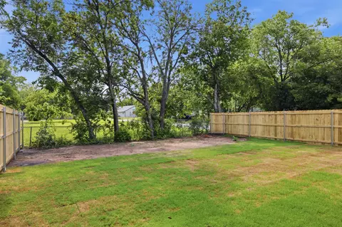 Exterior - 302 Evans St, Cleburne, TX 76031 photo 5 of 8