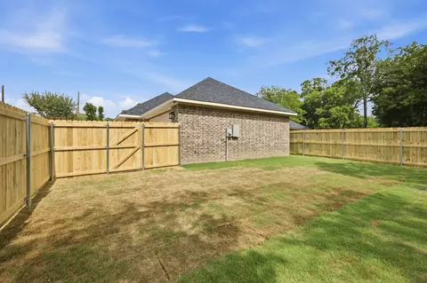 Exterior - 302 Evans St, Cleburne, TX 76031 photo 7 of 8