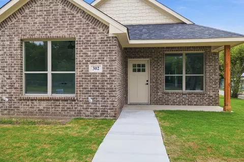 Exterior - 302 Evans St, Cleburne, TX 76031 photo 3 of 8
