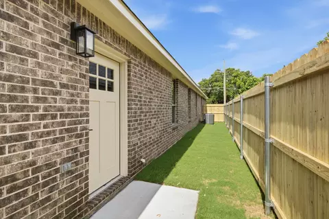 Exterior - 302 Evans St, Cleburne, TX 76031 photo 8 of 8