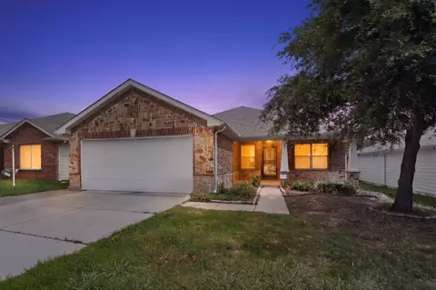 1933 E Dickey Dr, Grand Prairie, TX 75051