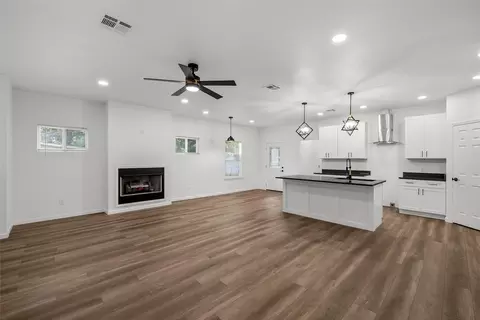 Living - 1701 Egan Ln, Waco, TX 76705 photo 2 of 5