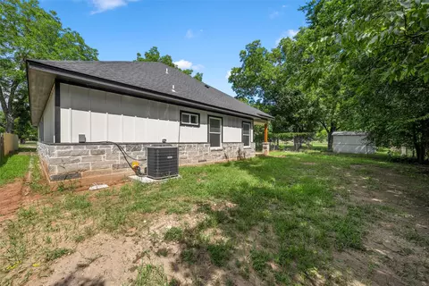 Exterior - 1701 Egan Ln, Waco, TX 76705 photo 4 of 7