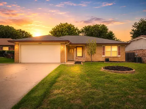 1008 Green Ridge Ter, Saginaw, TX 76179