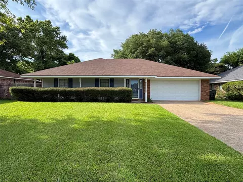 2527 Spruce Dr, Bossier City, LA 71111