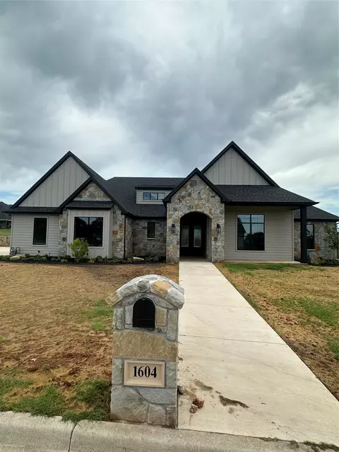 1604 N Mason, Bowie, TX 76230