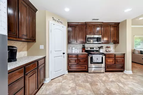 Kitchen - 220 Ebony Pl, Van, TX 75790 photo 5 of 8