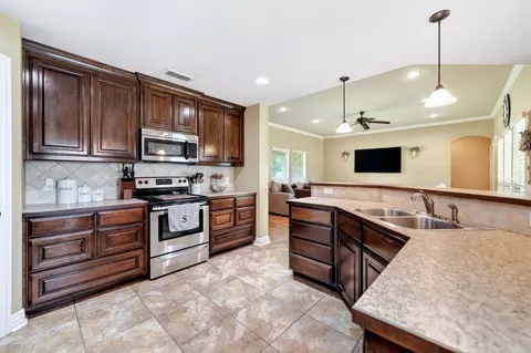 Kitchen - 220 Ebony Pl, Van, TX 75790 photo 4 of 8
