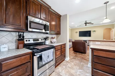 Kitchen - 220 Ebony Pl, Van, TX 75790 photo 3 of 8