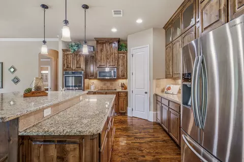 Kitchen - 188 Bearclaw Cir, Aledo, TX 76008 photo 2 of 4