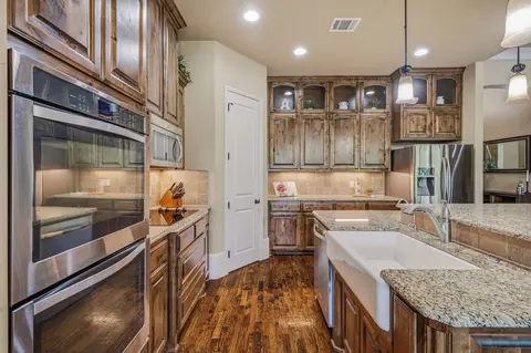 Kitchen - 188 Bearclaw Cir, Aledo, TX 76008 photo 3 of 4