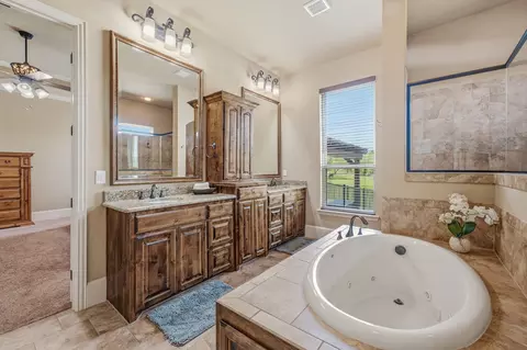 Bath - 188 Bearclaw Cir, Aledo, TX 76008 photo 2 of 5