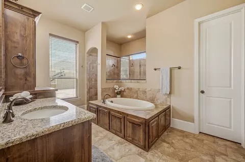 Bath - 188 Bearclaw Cir, Aledo, TX 76008 photo 1 of 5