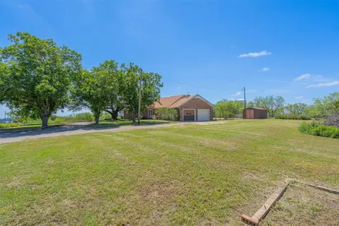 Exterior - 908 W Barnes Ave, Comanche, TX 76442 photo 8 of 10