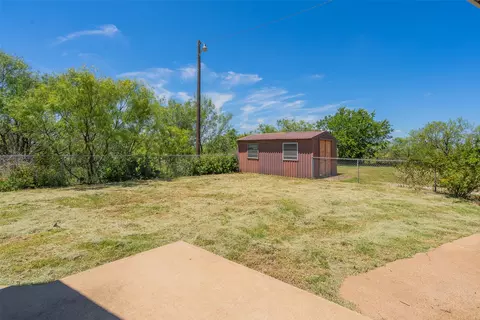 Exterior - 908 W Barnes Ave, Comanche, TX 76442 photo 6 of 10