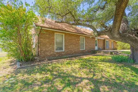 Exterior - 908 W Barnes Ave, Comanche, TX 76442 photo 9 of 10