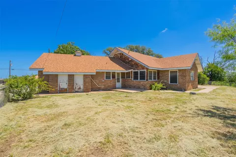 Exterior - 908 W Barnes Ave, Comanche, TX 76442 photo 7 of 10
