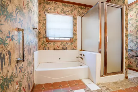 Bath - 908 W Barnes Ave, Comanche, TX 76442 photo 3 of 4