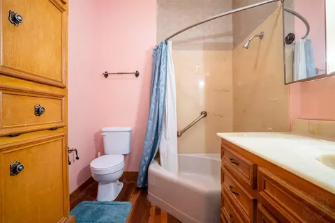 Bath - 908 W Barnes Ave, Comanche, TX 76442 photo 4 of 4