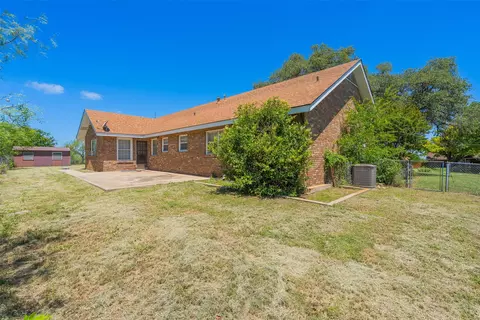Exterior - 908 W Barnes Ave, Comanche, TX 76442 photo 5 of 10