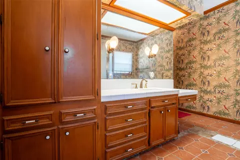 Bath - 908 W Barnes Ave, Comanche, TX 76442 photo 1 of 4
