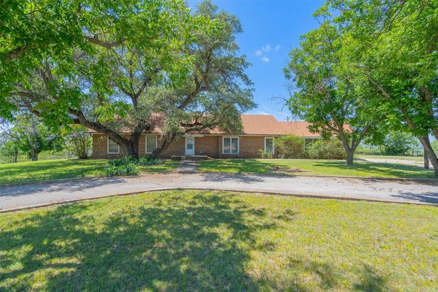 908 W Barnes Ave, Comanche, TX 76442