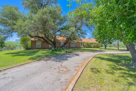 Exterior - 908 W Barnes Ave, Comanche, TX 76442 photo 10 of 10