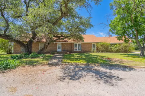 Exterior - 908 W Barnes Ave, Comanche, TX 76442 photo 2 of 10