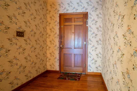 Entry Way - 908 W Barnes Ave, Comanche, TX 76442 photo 1 of 2