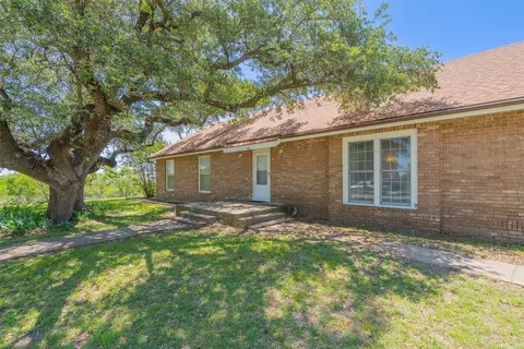 Exterior - 908 W Barnes Ave, Comanche, TX 76442 photo 3 of 10