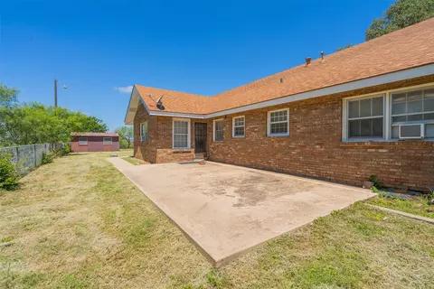 Exterior - 908 W Barnes Ave, Comanche, TX 76442 photo 4 of 10