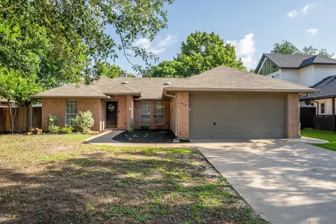 629 Meadow Ln, Roanoke, TX 76262