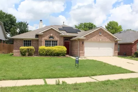 1070 Hillwood Dr, Saginaw, TX 76179
