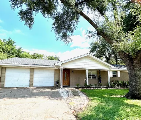 307 E 5th St, Kaufman, TX 75142