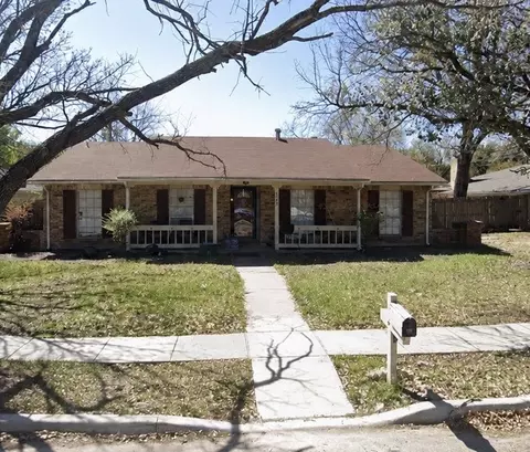825 Pinoak Dr, Grand Prairie, TX 75052