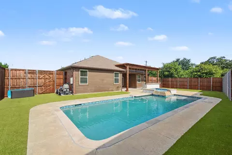 Exterior - 3801 Forest Bend Rd, Denton, TX 76208 photo 4 of 5