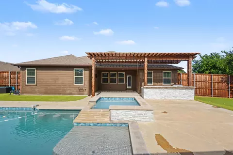 Exterior - 3801 Forest Bend Rd, Denton, TX 76208 photo 2 of 5