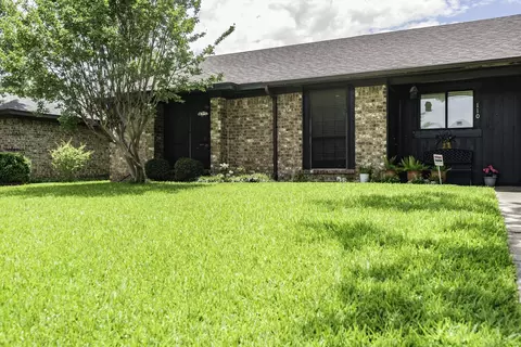 110 E Amberway Ln, Garland, TX 75040