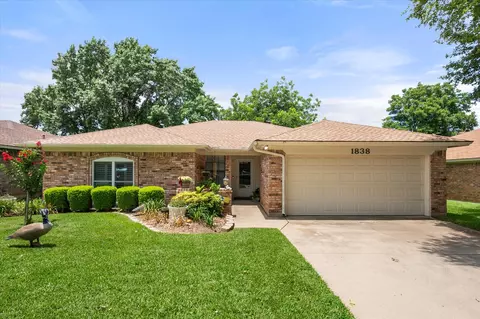 1838 Westcrest Dr, Arlington, TX 76013