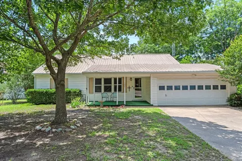 706 S Santa Fe St, Wolfe City, TX 75496