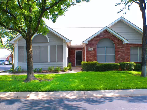 933 Bridges Dr, Arlington, TX 76012