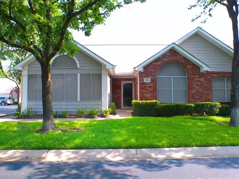 933 Bridges Dr, Arlington, TX 76012