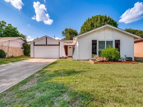 702 Woodcrest Dr, Grand Prairie, TX 75052