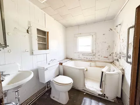 Bath - 200 E 7th St, Brady, TX 76825 photo 2 of 2