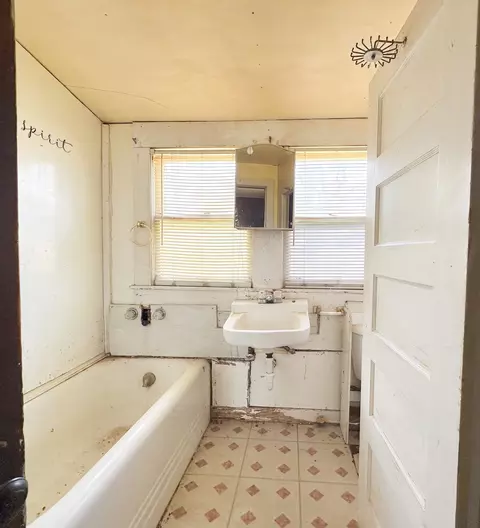 Bath - 200 E 7th St, Brady, TX 76825 photo 1 of 2