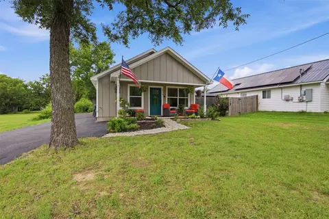 216 E Clay St, Bowie, TX 76230