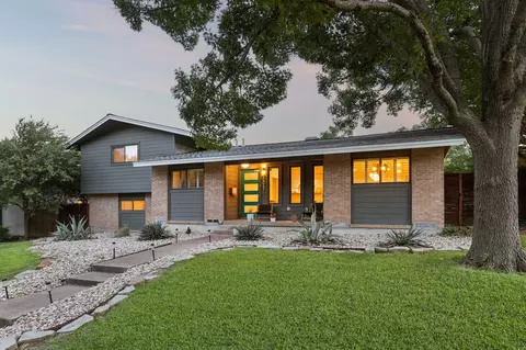 707 Bondstone Dr, Dallas, TX 75218
