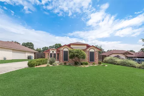302 Manana Dr, Grand Prairie, TX 75050