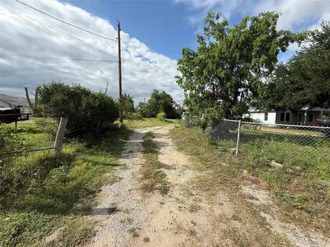 801 12 E Walcott Ave, Comanche, TX 76442 photo 4